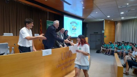 Javier Lafuente donant la mà a una monitora del Campus Ítaca.